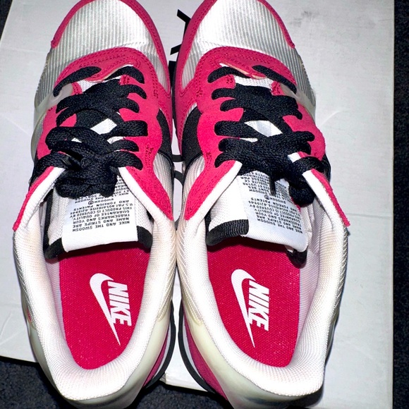 Nike Tennis Shoes. - Picture 4 of 8